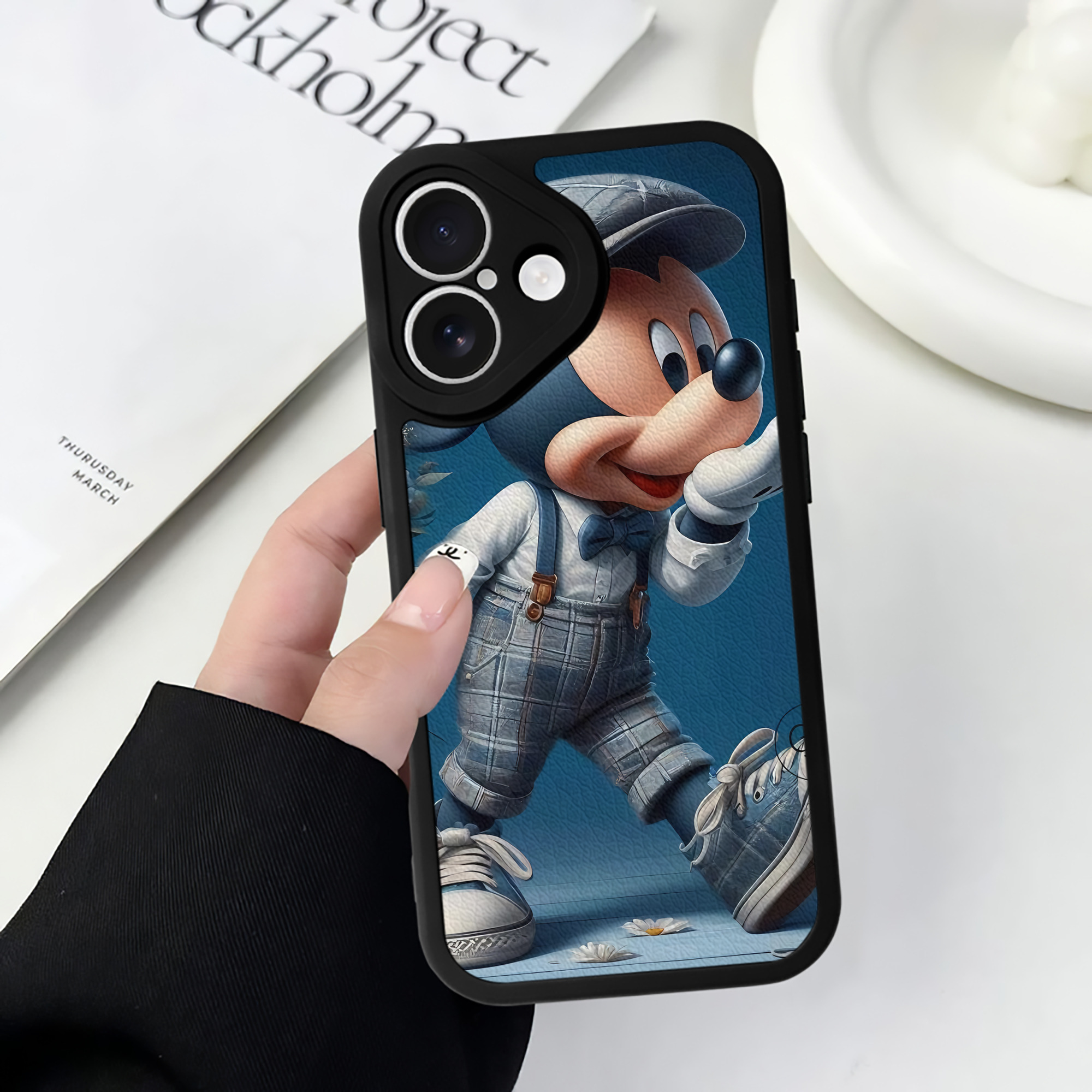 （画像用） ミッキーマウス Mickey Mouse 【iPhone 16シリーズ対応】シリコンスマホケース（レザー調） 材質：シリコン